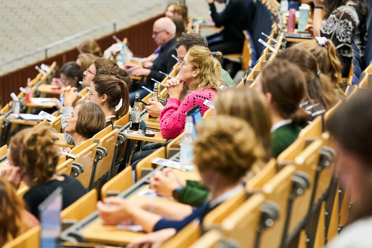 Teilnehmende an der Jahrestagung im Hörsaal